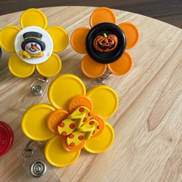 Seasonal Retractable ID Badge Holders Set Of 7 Snowman Scarecrow Xmas Lights Pum - Picture 3 of 9